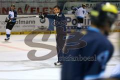 DEL - ERC Ingolstadt - Saison 2014/2015 - Erstes Training in der Saturn Arena - Lauf und Spurttraining, in der Mitte Co-Trainer Emanuel Viveiros gibt Anweisungen