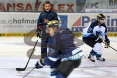 DEL - ERC Ingolstadt - Saison 2014/2015 - Erstes Training in der Saturn Arena - Lauf und Spurttraining, in der Mitte Co-Trainer Emanuel Viveiros gibt Anweisungen