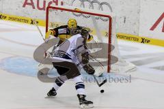 ERC Ingolstadt - Vienna Capitals - Brandon Buck (#9 ERC Ingolstadt) - Zaba Matt Goalie Wien Capitals - Foto: Jürgen Meyer