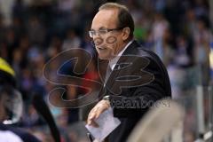 DEL - Vorbereitungsspiel - ERC Ingolstadt - Vienna Capitals - Saison 2014/2015 - Cheftrainer Larry Huras an der Bande treibt sein Team an, Schrei Emotion