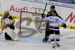 ERC Ingolstadt - Vienna Capitals - Derek Hahn (#43 ERC Ingolstadt) mit dem 1:1 Ausgleichstreffer - Foto: Jürgen Meyer