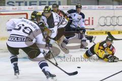 DEL - Vorbereitungsspiel - ERC Ingolstadt - Vienna Capitals - Saison 2014/2015 - John Laliberte (15) gefährlich am Tor und links Thomas Greilinger (39) sucht den Abschluß