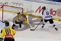 ERC Ingolstadt - Vienna Capitals - Brandon Buck (#9 ERC Ingolstadt) - Zaba Matt Goalie Wien Capitals - Foto: Jürgen Meyer