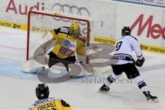 ERC Ingolstadt - Vienna Capitals - Brandon Buck (#9 ERC Ingolstadt) - Zaba Matt Goalie Wien Capitals - Foto: Jürgen Meyer