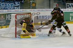 Vorbereitungsspiel - ERC Ingolstadt - Moser Medical Graz99ers - Patrick Hager ERC Ingolstadt - Petruska Tomas (schwarz Graz #18) - Foto: Jürgen Meyer