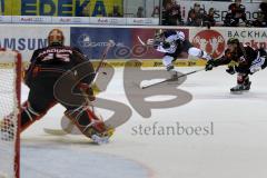 Vorbereitungsspiel - ERC Ingolstadt - Moser Medical Graz99ers - Aaron Brocklehurst #4 ERC Ingolstadt mit einem Schlagschuss - Sabourin Danny Torwart Graz - Foto: Jürgen Meyer