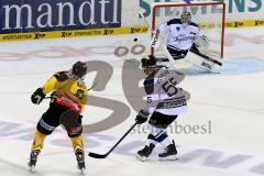 ERC Ingolstadt - Vienna Capitals - Patrick Köppchen (#55 ERC Ingolstadt) - Timo Pielmeier (#51 ERC Ingolstadt) - Hartl Nikolaus #9 Vienna Capitals - Foto: Jürgen Meyer