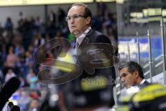 DEL - Vorbereitungsspiel - ERC Ingolstadt - Vienna Capitals - Saison 2014/2015 - Cheftrainer Larry Huras an der Bande, unten rechts Co-Trainer Emanuel Viveiros