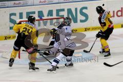 ERC Ingolstadt - Vienna Capitals - Derek Hahn (#43 ERC Ingolstadt) - Timo Pielmeier (#51 ERC Ingolstadt) - Ferland Jonathan #24 Wien Capitals) - Foto: Jürgen Meyer