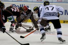 Vorbereitungsspiel - ERC Ingolstadt - Moser Medical Graz99ers - Brandon Buck ERC Ingolstadt beim Bully) - Petr Taticek #17 ERC Ingolstadt - Foto: Jürgen Meyer