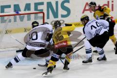 ERC Ingolstadt - Vienna Capitals - Jeffrey Szwez (#10 ERC Ingolstadt) - Mac Arthur #16 Wien Capitals - Dustin Friesen (#14 ERC Ingolstadt) - Foto: Jürgen Meyer