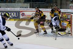 ERC Ingolstadt - Vienna Capitals - Marc Schmidpeter (#20 ERC Ingolstadt) - Jared Ross (#42 ERC Ingolstadt) - Foto: Jürgen Meyer