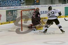 Vorbereitungsspiel - ERC Ingolstadt - Moser Medical Graz99ers - Patrick Hager #52 ERC Ingolstadt - Sabourin Danny Torwart Graz - Foto: Jürgen Meyer