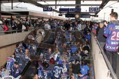 DEL - Eishockey - Sonderzug - ERC Ingolstadt - DEG - Saison 2015/2016 - Fans bei der Ankunft in Düsseldorf Bahnhof - Foto: Markus Banai