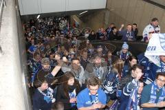 DEL - Eishockey - Sonderzug - ERC Ingolstadt - DEG - Saison 2015/2016 - Fans bei der Ankunft in Düsseldorf Bahnhof - Foto: Markus Banai