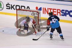 CHL - Champions Hockey League 2015 - ERC Ingolstadt - Braehead Clan - rechts Jared Ross (ERC 42) knapp vorbei, Torwart Chris Holt (31)