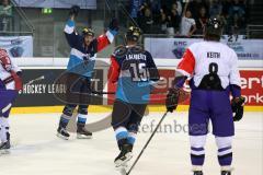 CHL - Champions Hockey League 2015 - ERC Ingolstadt - Braehead Clan - mitte Petr Taticek (ERC 17) trifft zum 2:1 Tor, Jubel mit John Laliberte (ERC 15)