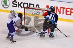 CHL - Champions Hockey League 2015 - ERC Ingolstadt - Braehead Clan - rechts Tomas Kubalik (ERC 81) trifft die Latte, Torwart Chris Holt (31)