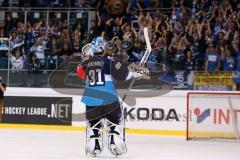 CHL - Champions Hockey League 2015 - ERC Ingolstadt - Braehead Clan - Torwart Marco Eisenhut (ERC 31) Ehrenrunde für die Fans