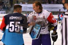 CHL - Champions Hockey League 2015 - ERC Ingolstadt - Braehead Clan - Übergabe der Club-Wimpel links Patrick Köppchen (ERC 55)  und rechts Matt Keith 8
