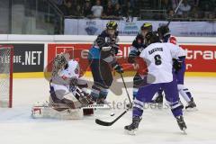 CHL - Champions Hockey League 2015 - ERC Ingolstadt - Braehead Clan - mitte Tomas Kubalik (ERC 81) und Torwart Chris Holt