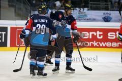 CHL - Champions Hockey League 2015 - ERC Ingolstadt - Braehead Clan - Petr Taticek (ERC 17) trifft zum 2:1 Tor, Jubel mit John Laliberte (ERC 15) und Thomas Greilinger (ERC 39)