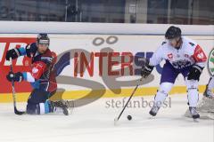 CHL - Champions Hockey League 2015 - ERC Ingolstadt - Braehead Clan - links Brandon Buck (ERC 9) auf den Knieen, rechts Marcus Gotz (4)