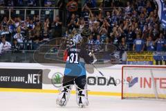 CHL - Champions Hockey League 2015 - ERC Ingolstadt - Braehead Clan - Torwart Marco Eisenhut (ERC 31) Ehrenrunde für die Fans