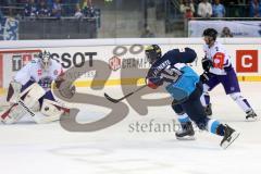 CHL - Champions Hockey League 2015 - ERC Ingolstadt - Braehead Clan - John Laliberte (ERC 15) scheitert an Torwart Chris Holt (31)