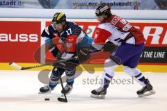 CHL - Champions Hockey League 2015 - ERC Ingolstadt - Braehead Clan - Petr Taticek (ERC 17) gegen Stefan Meyer (Topscorer) rechts