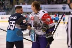 CHL - Champions Hockey League 2015 - ERC Ingolstadt - Braehead Clan - Übergabe der Club-Wimpel links Patrick Köppchen (ERC 55)  und rechts Matt Keith 8