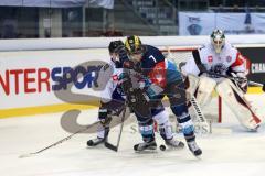 CHL - Champions Hockey League 2015 - ERC Ingolstadt - Braehead Clan - mitte Brian Lebler (ERC 7) Kampf um den Puck