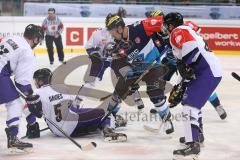 CHL - Champions Hockey League 2015 - ERC Ingolstadt - Braehead Clan - mitte Alexander Barta (ERC 92)  im Trubel