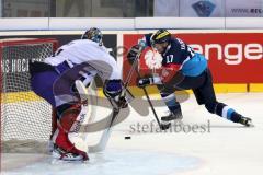 CHL - Champions Hockey League 2015 - ERC Ingolstadt - Braehead Clan - rechts Petr Taticek (ERC 17) links Torwart Chris Holt (31)