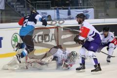 CHL - Champions Hockey League 2015 - ERC Ingolstadt - Braehead Clan - links Jared Ross (ERC 42) hüpft hoch um den Puck durchzulassen