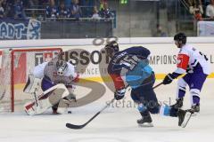 CHL - Champions Hockey League 2015 - ERC Ingolstadt - Braehead Clan - John Laliberte (ERC 15) scheitert an Torwart Chris Holt (31)