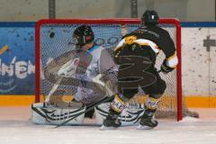 Eishockey - DNL - ERC Ingolstadt - EV Füssen - Torwart ERC Ingolstadt Schneider Christian bekommt den 0:1 Führungstreffer - Foto: Jürgen Meyer