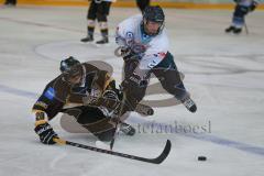 Eishockey - DNL - ERC Ingolstadt - EV Füssen - Szwajda Florian weiß ERC Ingolstadt - Besl Marc schwarz Füssen - Foto: Jürgen Meyer