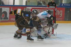 Eishockey - DNL - ERC Ingolstadt - EV Füssen - Christian Semmler weiß ERC Ingolstadt - Keller Marius schwarz Füssen - Foto: Jürgen Meyer