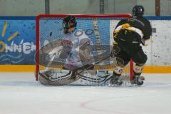 Eishockey - DNL - ERC Ingolstadt - EV Füssen - Torwart ERC Ingolstadt Schneider Christian bekommt den 0:1 Führungstreffer - Foto: Jürgen Meyer