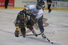 Eishockey - DNL - ERC Ingolstadt - EV Füssen - Szwajda Florian weiß ERC Ingolstadt - Besl Marc schwarz Füssen - Foto: Jürgen Meyer