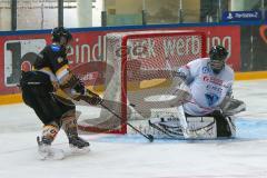 Eishockey - DNL - ERC Ingolstadt - EV Füssen - Schlag Sebastian schwarz Füssen scheitert am Torwart ERC Ingolstadt Schneider Christian - Foto: Jürgen Meyer