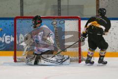 Eishockey - DNL - ERC Ingolstadt - EV Füssen - Torwart ERC Ingolstadt Schneider Christian bekommt den 0:1 Führungstreffer - Foto: Jürgen Meyer