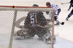 DEL - Eishockey - ERC Ingolstadt - Iserlohn Roosters - Saison 2015/2016 - Timo Pielmeier Torwart (#51 ERC Ingolstadt) - Caporusso Nicholas (#9 Iserlohn) schiesst knapp daneben - Foto: Meyer Jürgen