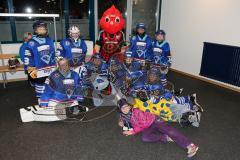 DEL - Eishockey - ERC Ingolstadt - Düsseldorfer EG - Saison 2015/2016 - Kleinstschüler 1 mit Schanzi dem Maskottchen des FC Ingolstadt 04 - Foto: Jürgen Meyer