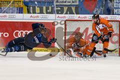 DEL - Eishockey - ERC Ingolstadt - Grizzlys Wolfsburg - Saison 2015/2016 - Brückmann Felix (#90 Wolfsburg) Torwart Wolfsburg - John Laliberte (#15 ERC Ingolstadt) - Foto: Jürgen Meyer
