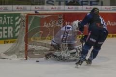 DEL - Eishockey - ERC Ingolstadt - Hamburg Freezers - Saison 2015/2016 - John Laliberte (#15 ERC Ingolstadt) - Cal Heeter Torwart(#34 Hamburg) - Foto: Meyer Jürgen