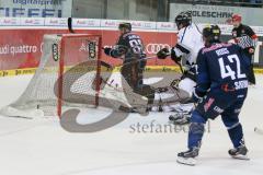 DEL - Eishockey - ERC Ingolstadt - Thomas Sabo Ice Tigers - Saison 2015/2016 - Brandon McMillan (ERC Ingolstadt) - schießt den 3:0 Führungstreffer - Andreas Jenike Torwart (29 Ice Tigers) - Jared Ross (#42 ERC Ingolstadt) - Foto: Meyer Jürgen