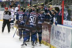 DEL - Eishockey - ERC Ingolstadt - EHC Red Bull München - David Elsner (#61 ERC Ingolstadt) mit dem 1:1 Ausgleichstreffer - jubel - Abklatschen an der Bande - Thomas Pielmeier (#50 ERC Ingolstadt) - Eisenhut Marco (#30 ERC Ingolstadt) - David Elsner (#61 