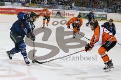 DEL - Eishockey - ERC Ingolstadt - Grizzlys Wolfsburg - Saison 2015/2016 - Brandon Buck (#9 ERC Ingolstadt) schießt den 3:3 Anschlußtreffer - Reiss Andre (#96 Wolfsburg) -  Foto: Jürgen Meyer